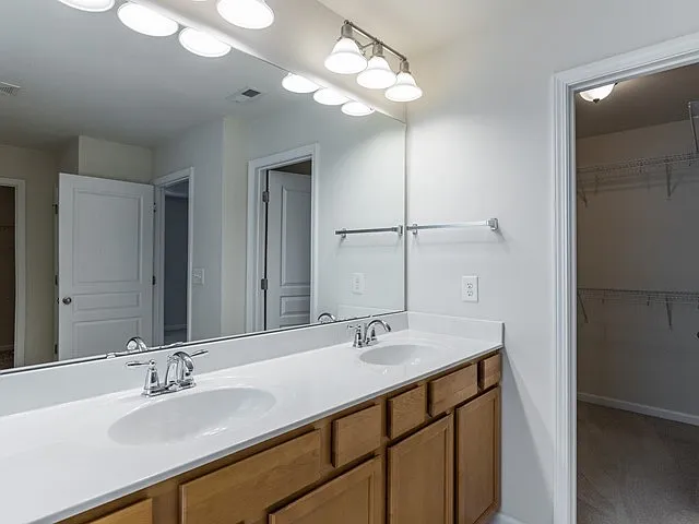 416 Charleville Ct — Photo 29