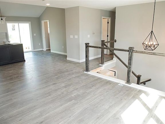 3rd image of 12708 Applewood Dr
