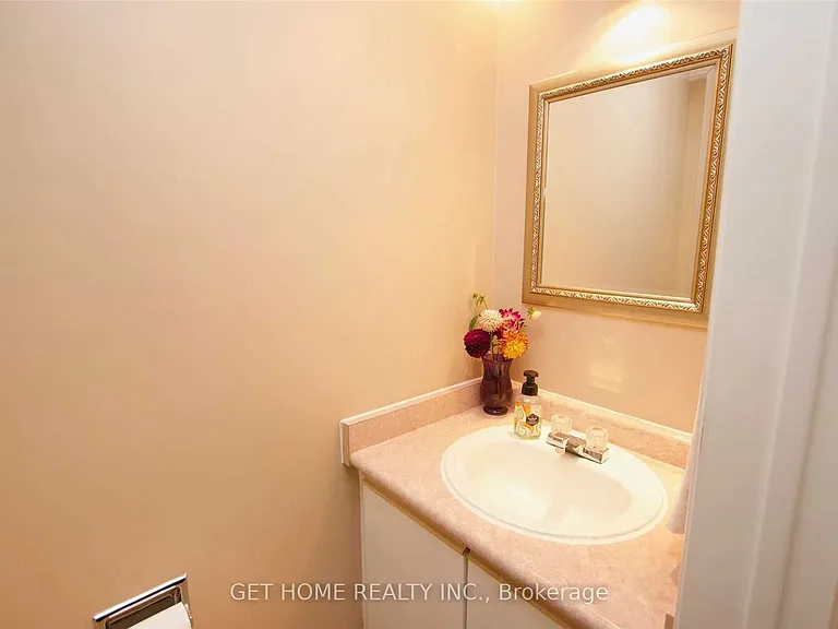 1310 Charter Cres — Photo 21