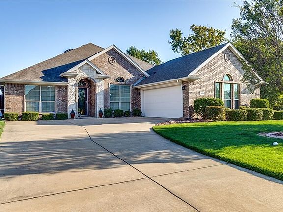 2nd image of 1305 Edinburgh Cir