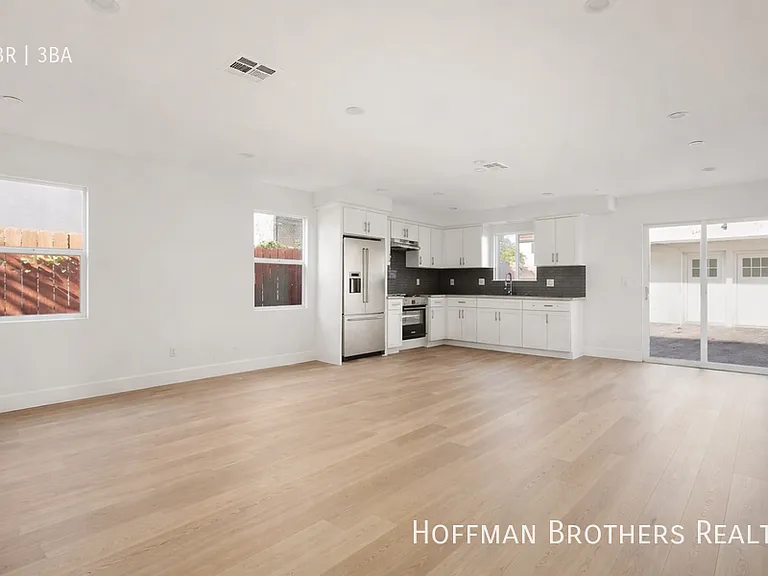 647 W 97th St — Photo 2