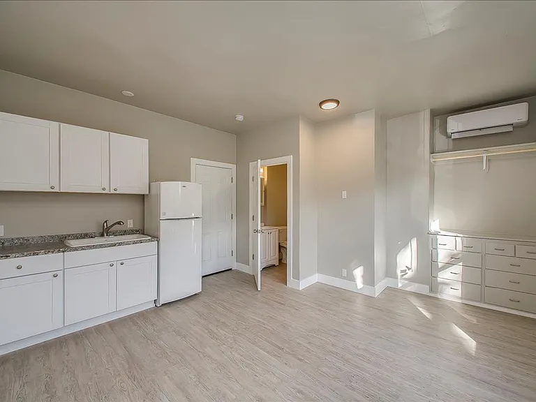 1315 W Jefferson St — Photo 5