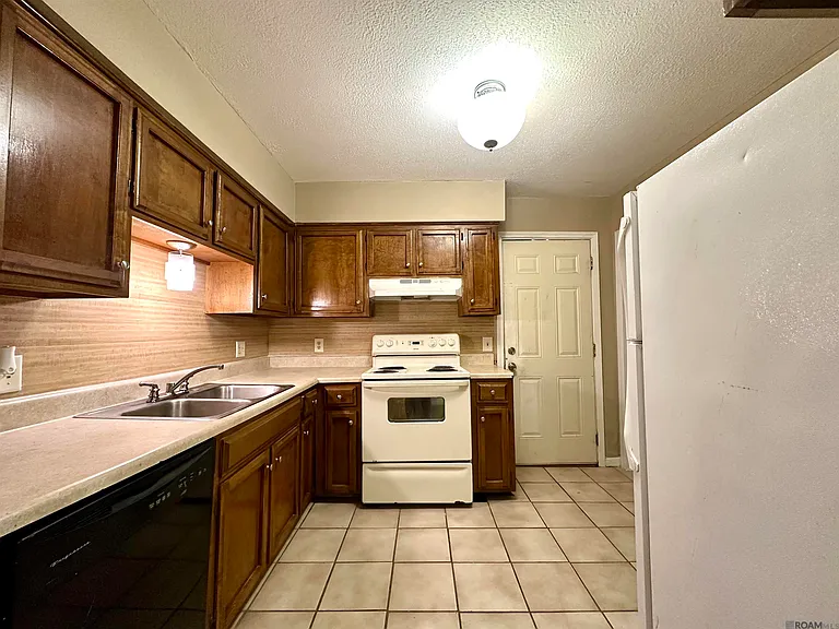 15855 S Sunderland Ave — Photo 5