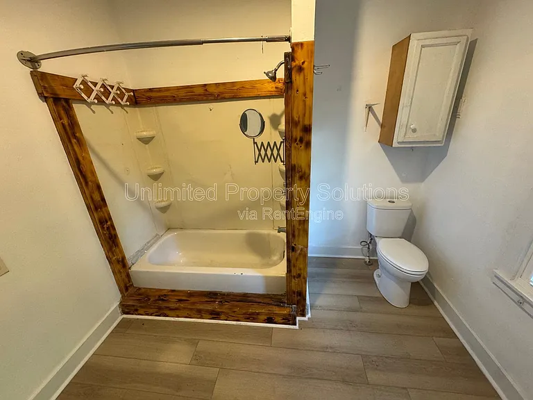 317 Queen St — Photo 16