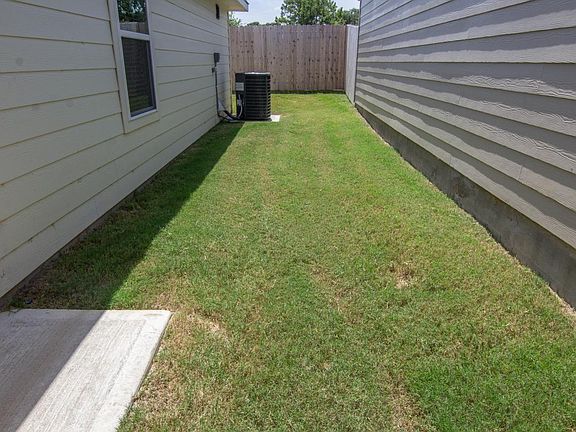 3rd image of 2048 Oakwood St