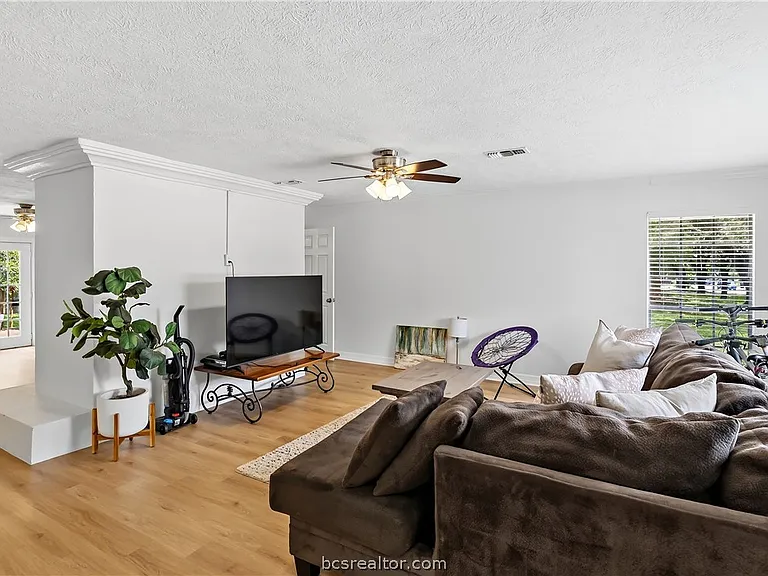 1405 Lawyer St — Photo 5
