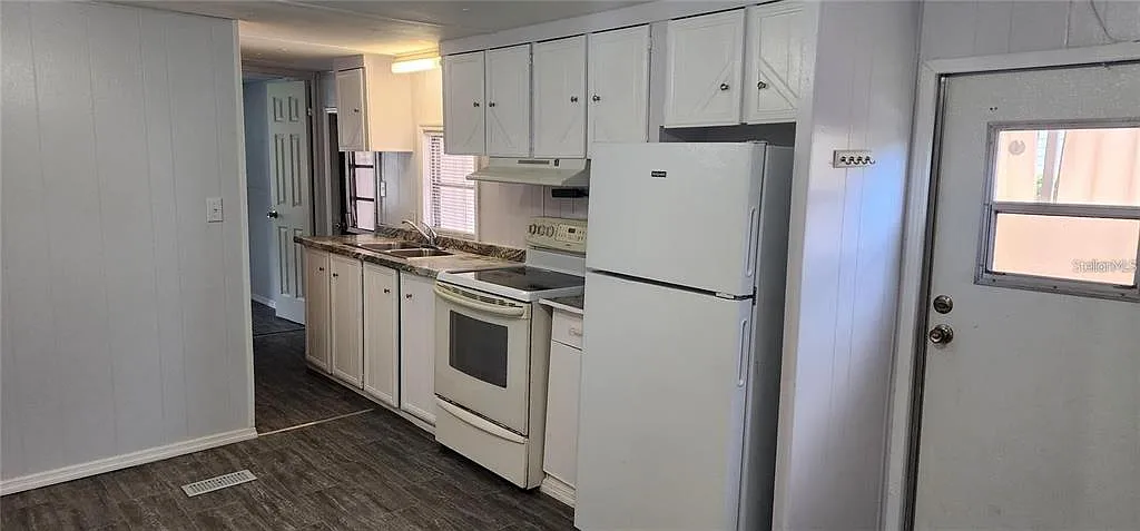 2 bed, 1.5 bath, 523 sqft, $1,350 — Photo 2
