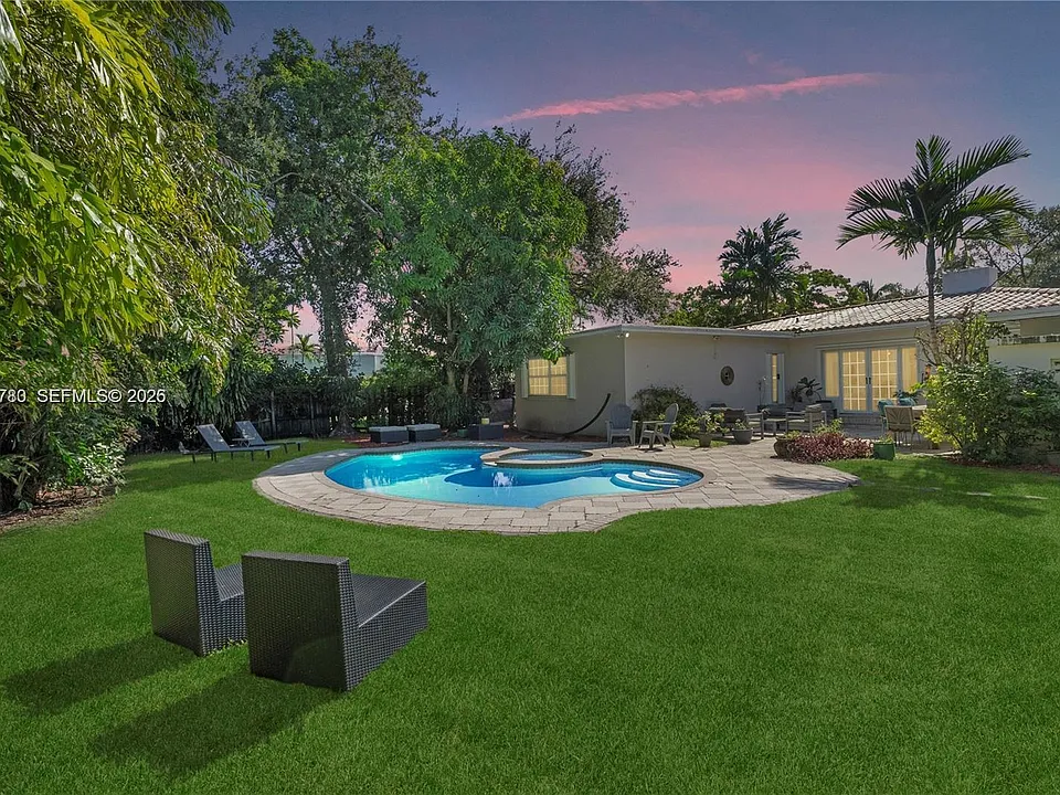 1875 Alamanda Dr