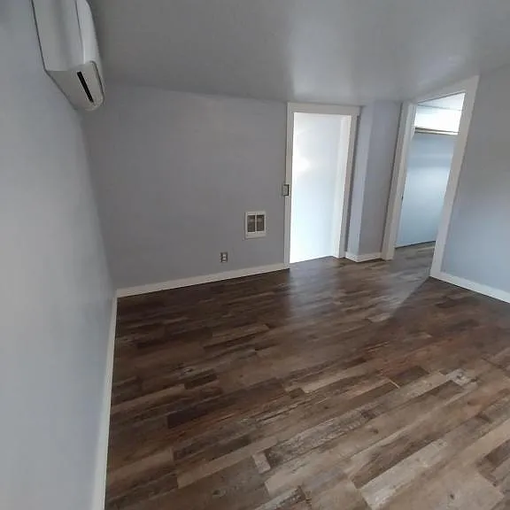 544 NW C St #B — Photo 16