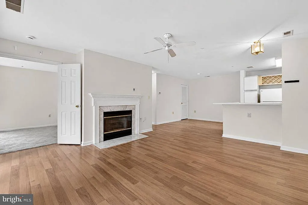 2 bed, 952 sqft, $1,900 — Photo 2