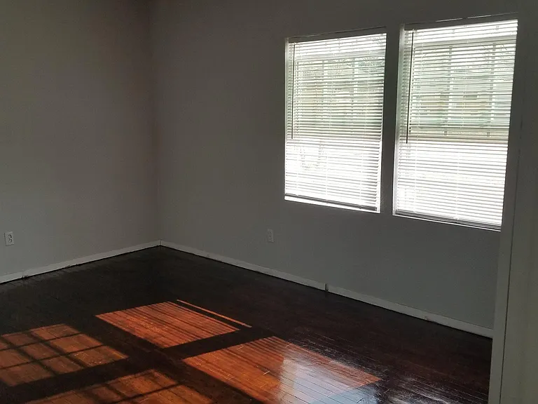 420 W Crockett St — Photo 5
