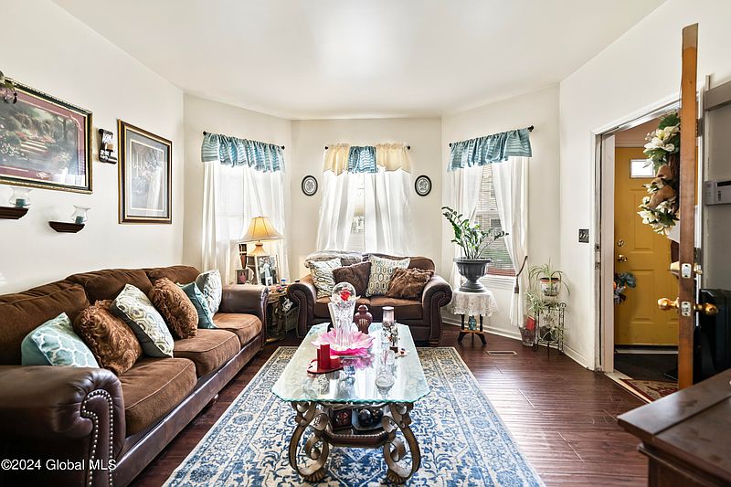 3rd image of 829 Stanley Street