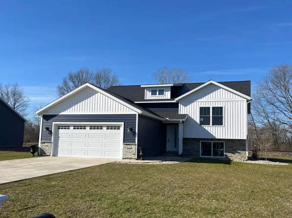 1068 S Stoneridge Dr, Plainwell, MI 49080