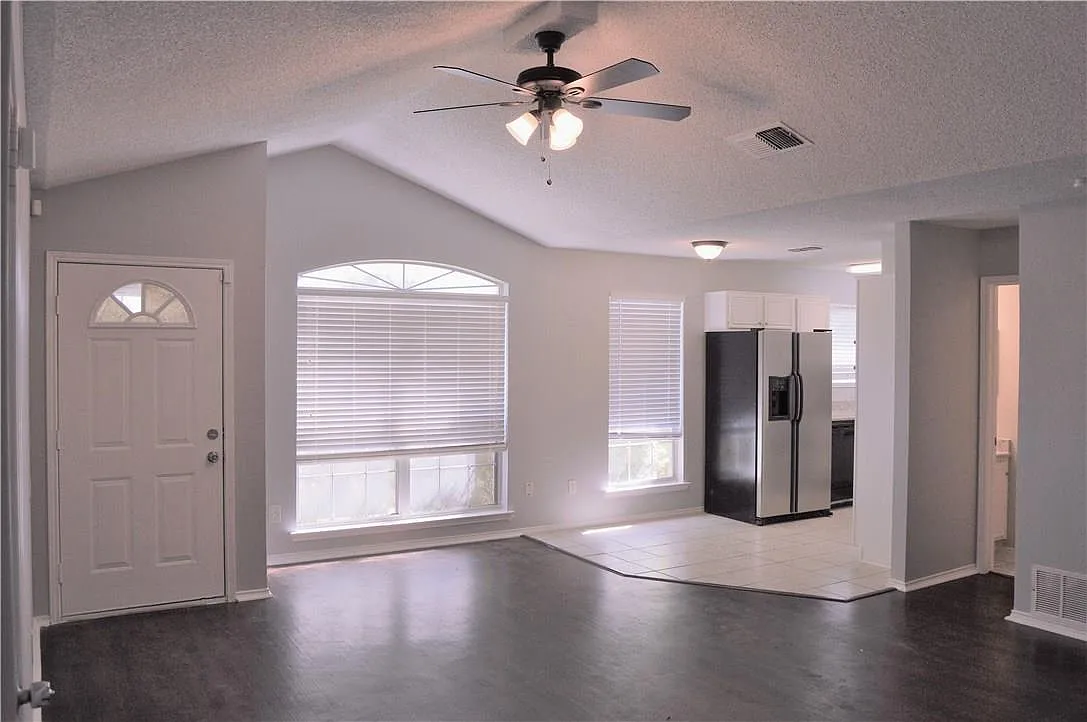 Building Photo - 240 Stallion Dr