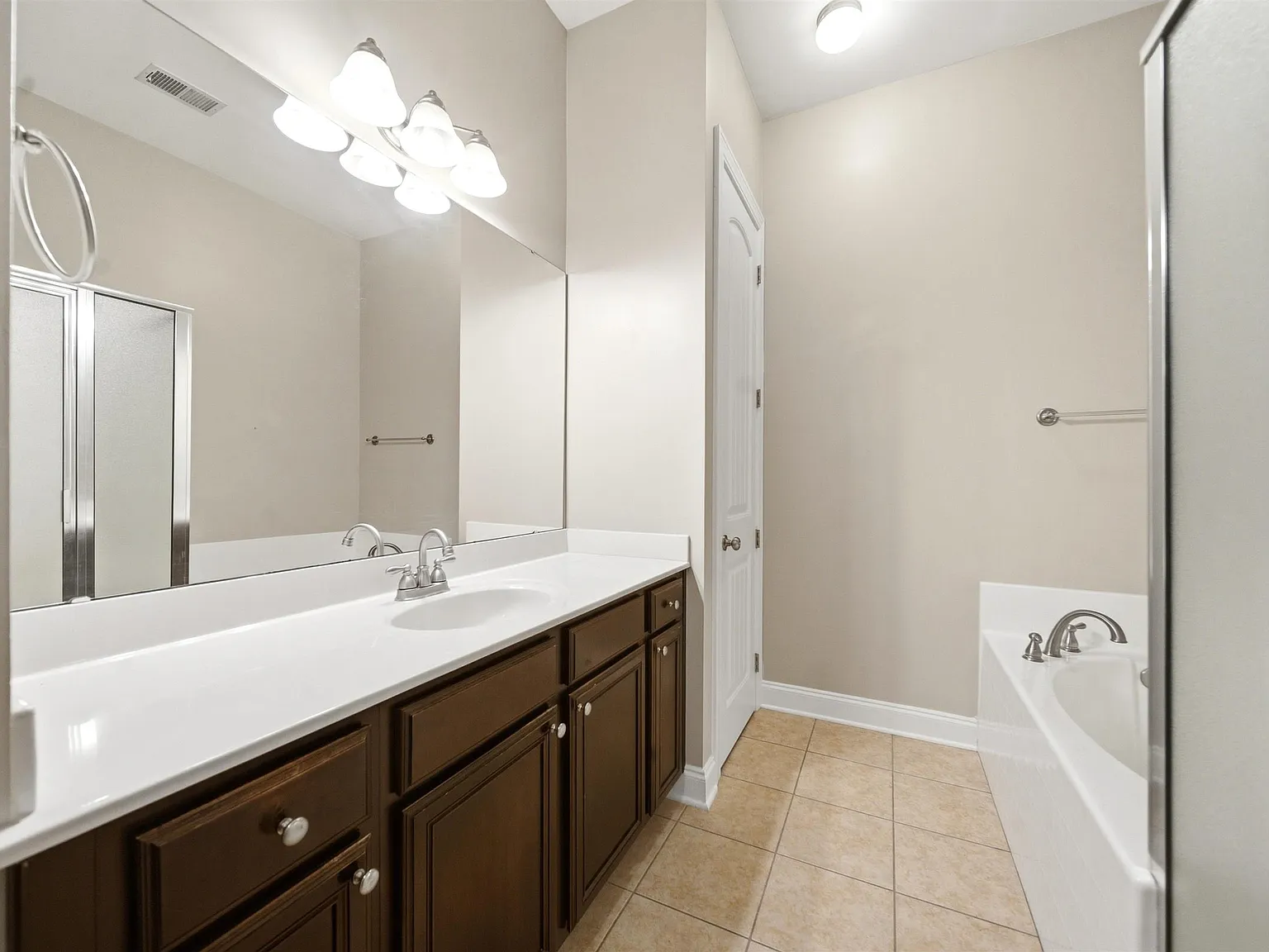 3 bed, 1826 sqft, $3,000 — Photo 4
