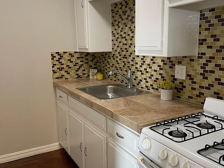 415 N Baumann Ave — Photo 3