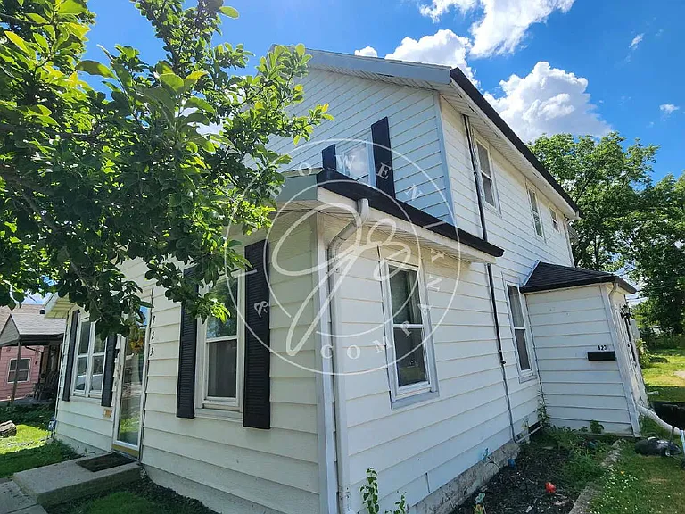 823 Custer Dr — Photo 2