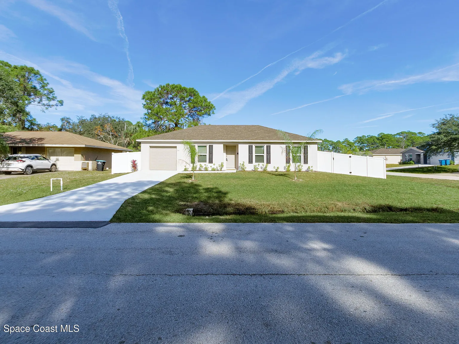 3 bed, 2.0 bath, 1243 sqft, $2,000 — Photo 2