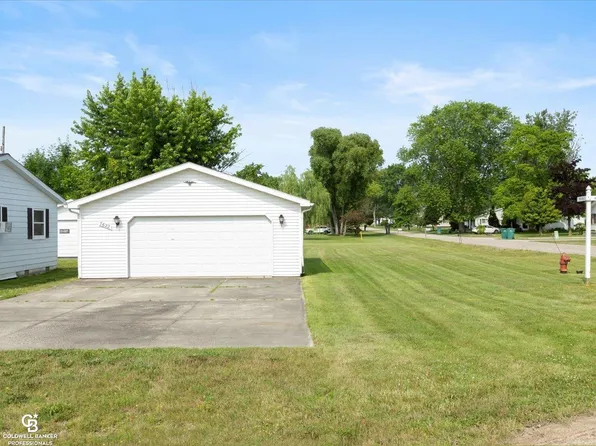 7620 Holiday Rd, Lexington, MI 48450