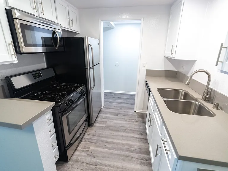 110 S Sweetzer Ave — Photo 55