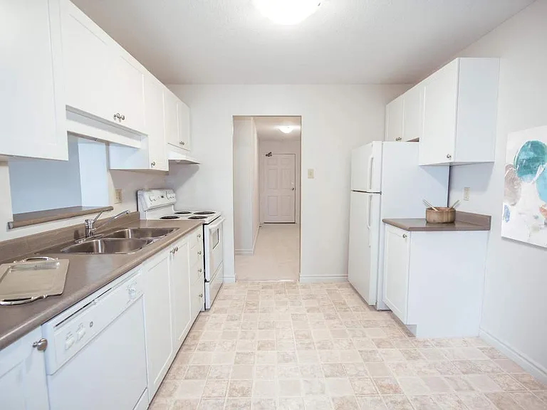 1460 Beaverbrook Ave — Photo 7