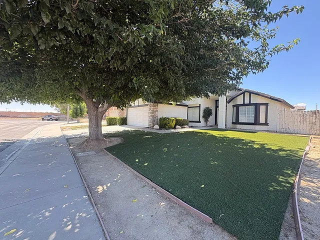 2344 Langhorn St — Photo 2