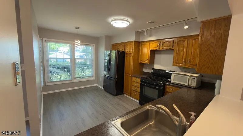 3 bed, 3.5 bath, $3,750 — Photo 3