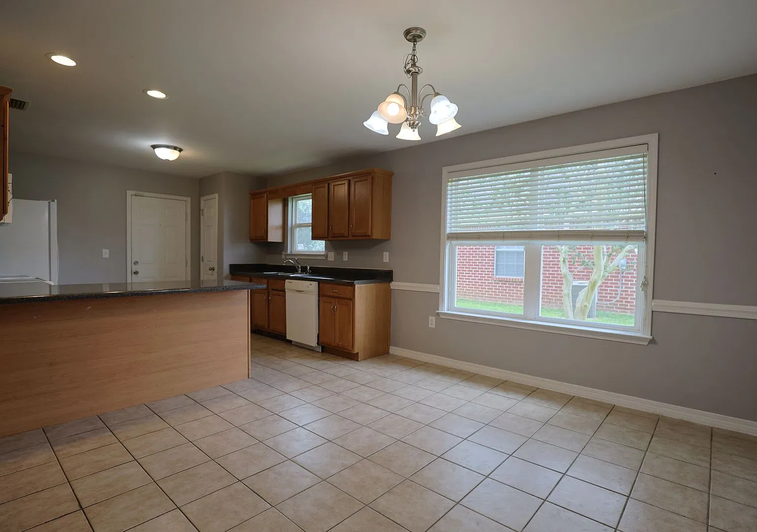 Beautiful 3-Bedroom Home in Overton Place — Photo 3