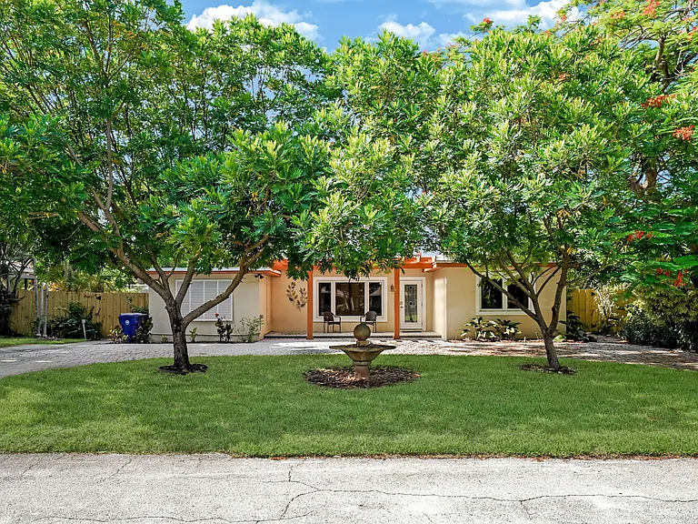 401 NW 21st Ct — Photo 44