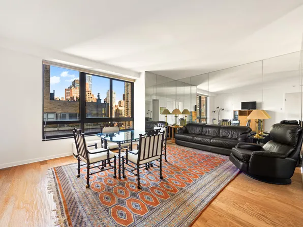 100 United Nations Plaza image 1 of 6