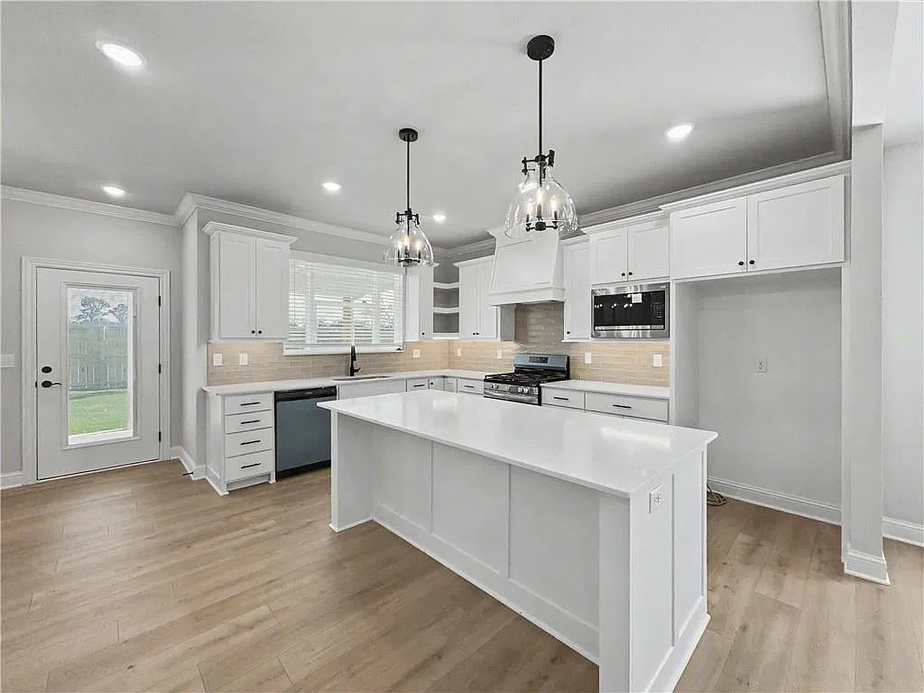 4 bed, 2.5 bath, 2400 sqft, $2,400 — Photo 4