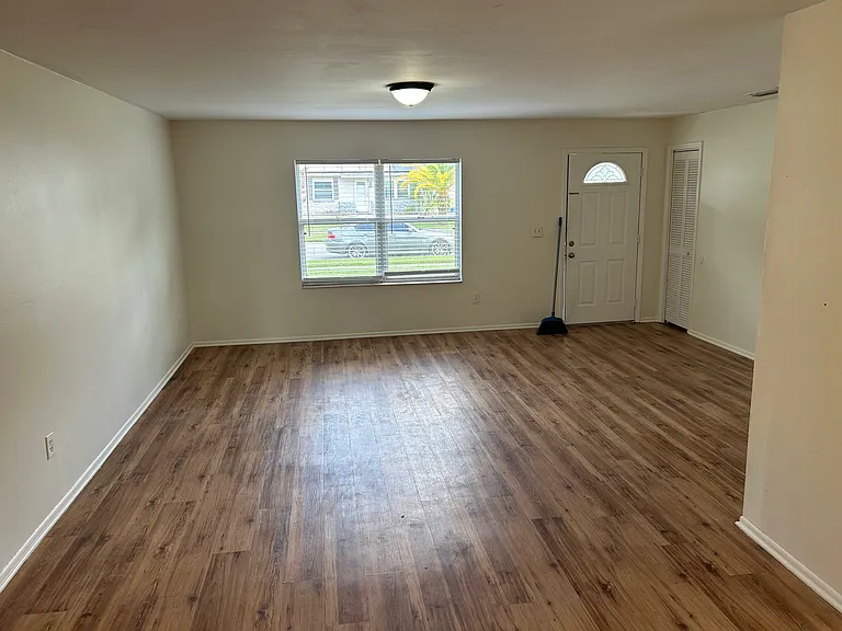 1404 Dexter Dr N — Photo 4