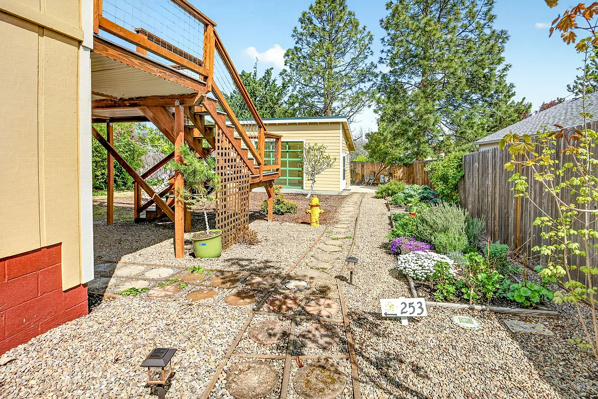 Pathway to 253 - 253 E Hersey St