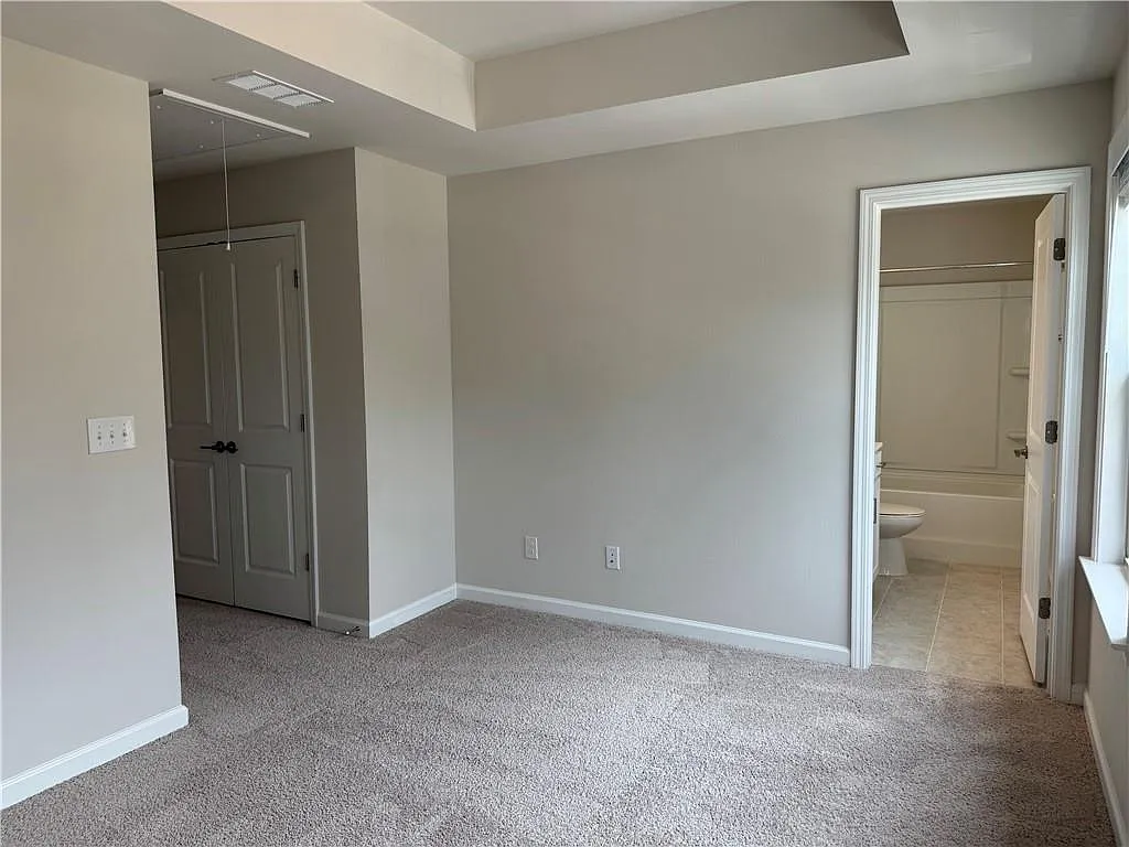 3 bed, 3.5 bath, 2019 sqft, $2,500 — Photo 4