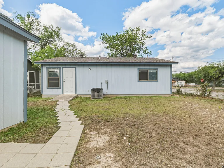 402 Tedder St — Photo 15