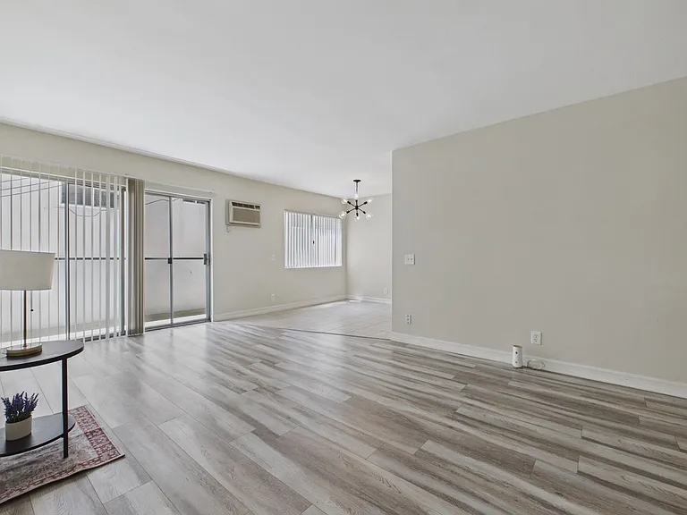 115 Doheny Apartments — Photo 50