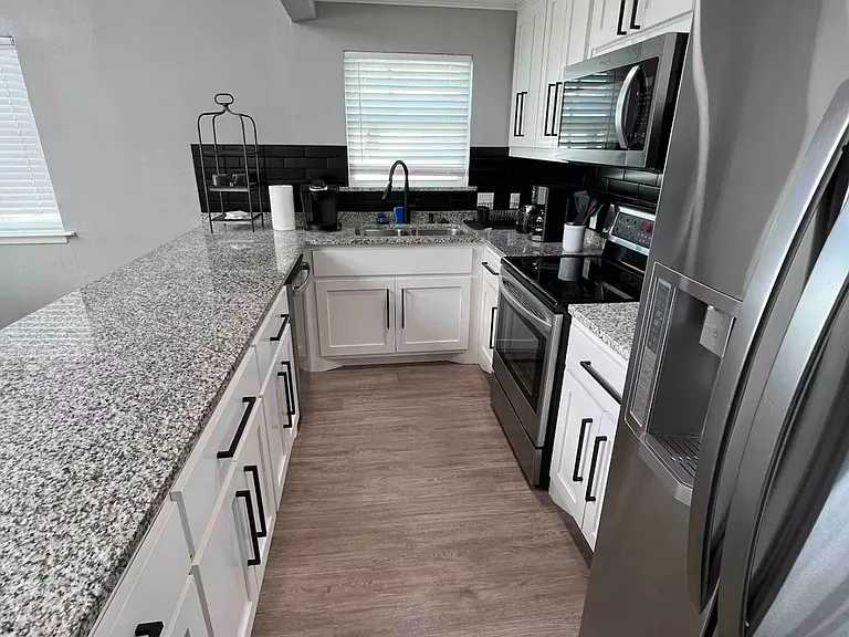 325 Bay Ct — Photo 17