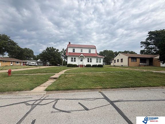 3rd image of 816 8th St