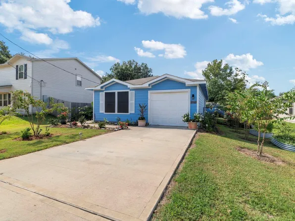 2707 Center St, Waller, TX 77484