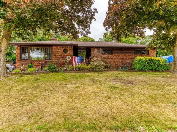 110 E Oakdale Street, Bay Shore, NY 11706