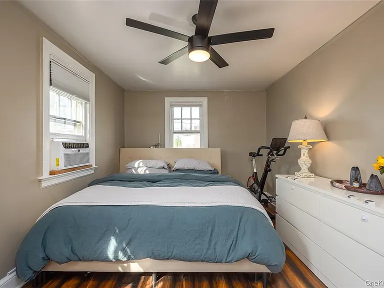 Large second bedroom . Plenty of windows
There are three bedrooms