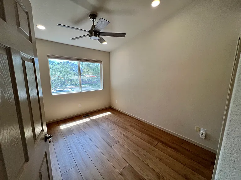 2070 Gonzaga Point — Photo 23