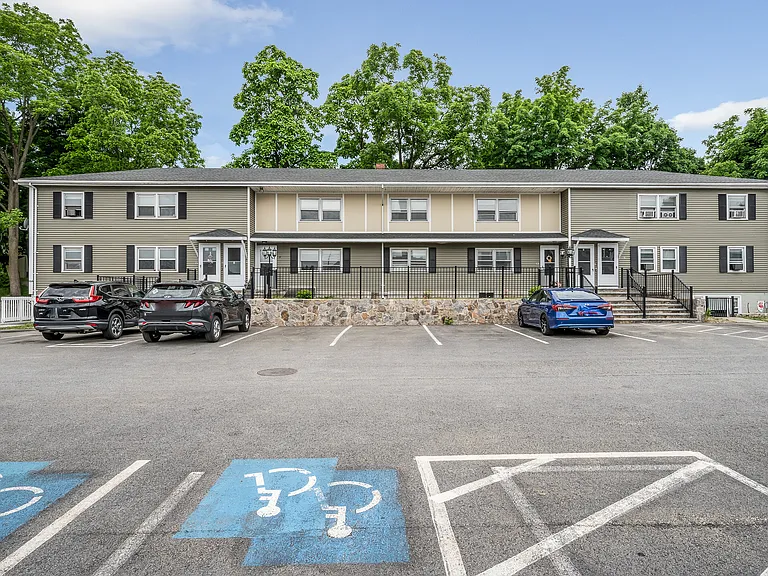 Princeton Court Apartments — Photo 39