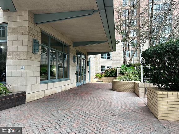 2nd image of 851 N Glebe Rd APT 807