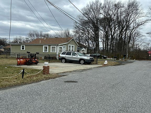 3rd image of 2526 Popes Ln