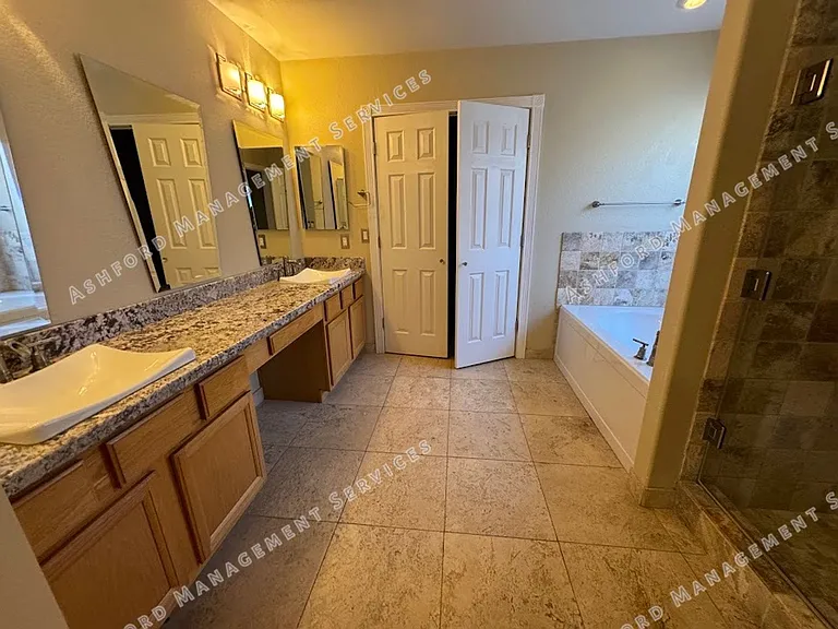 1510 E Charleston Ave — Photo 13
