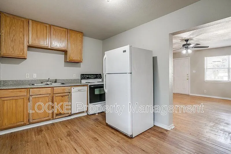2 bed, 1.0 bath, 900 sqft, $1,195 — Photo 3
