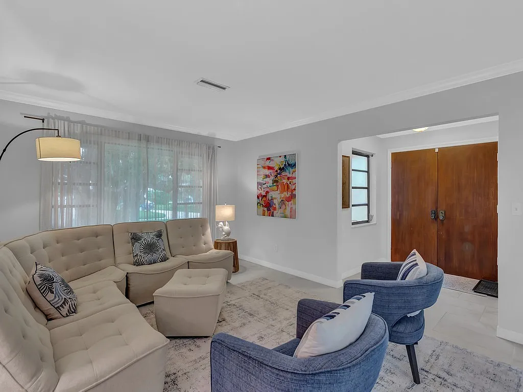 4 bed, $8,500 — Photo 4