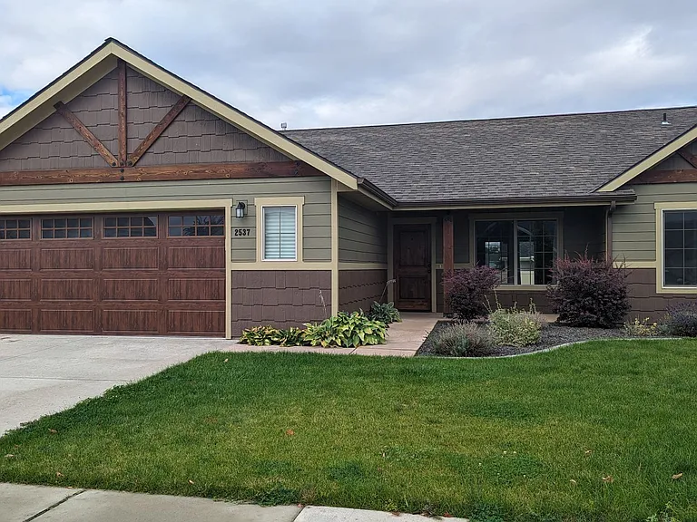 2537 N Lehigh Ct — Photo 2