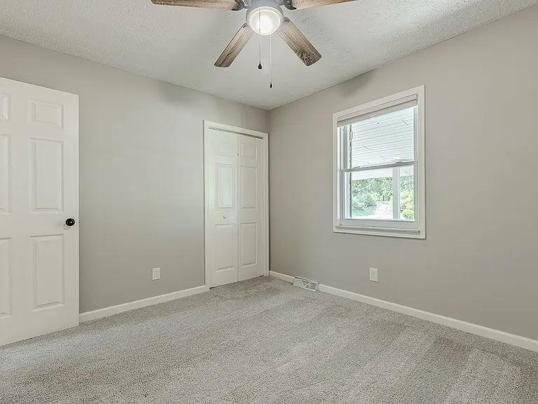 343 Meadowview Dr — Photo 5